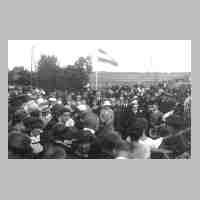 090-0018 Ehrengaeste  und Besucher bei der Einweihung des Ehrenmals in Schallen durch Generalfeldmarschall von Hindenburg.jpg